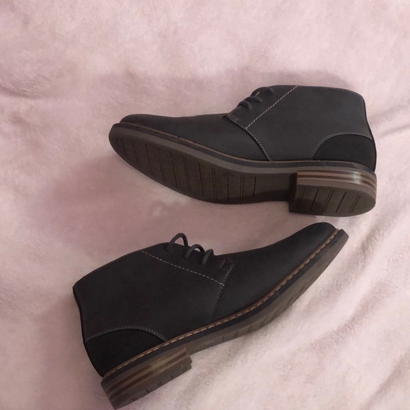 Gently worm men’s casual high top dress shoes. - Picture 2 of 3
